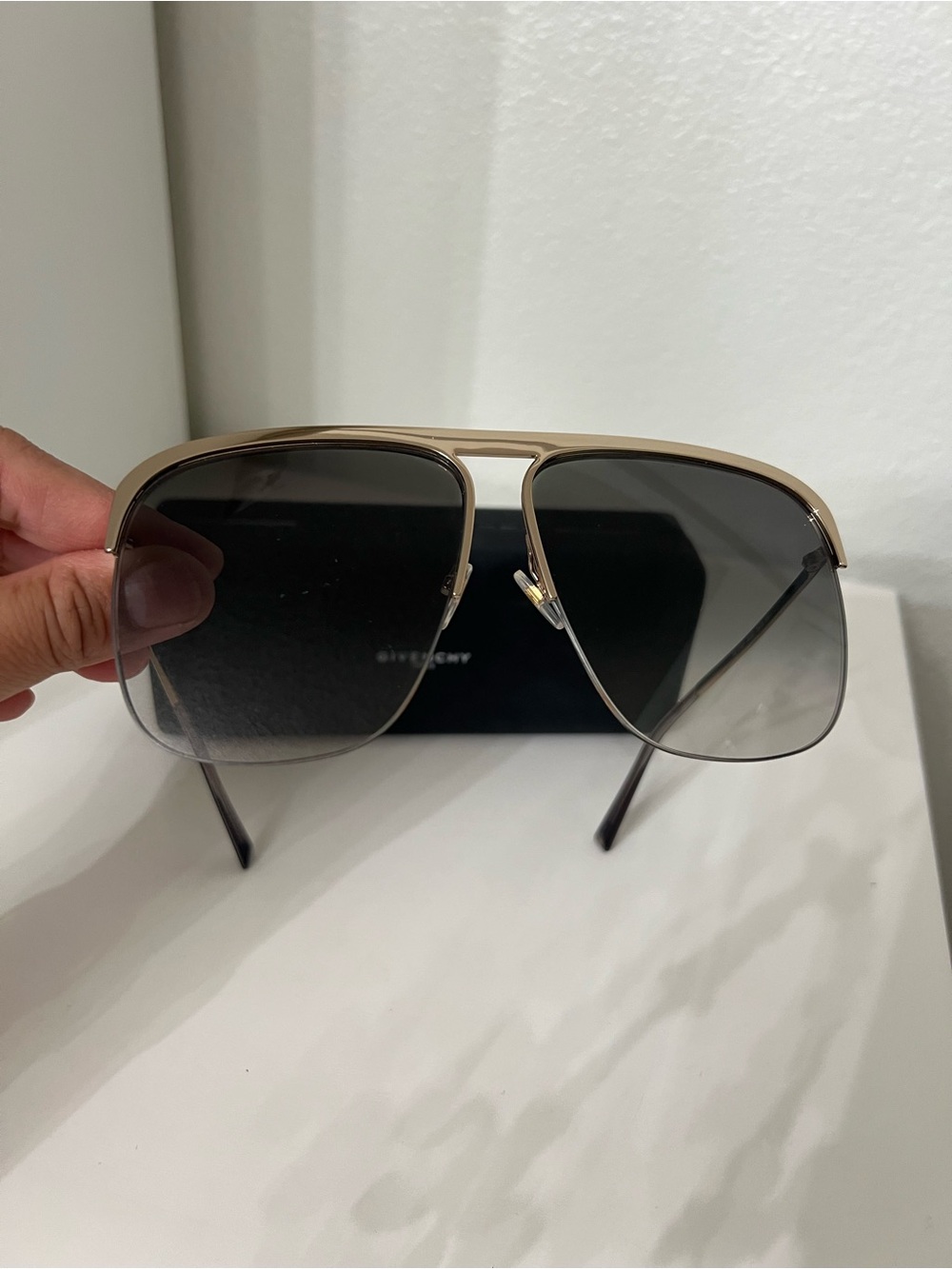 Givenchy oversized Authentic sunglasses with Gray Gradient Lenses. - Picture 4 of 12